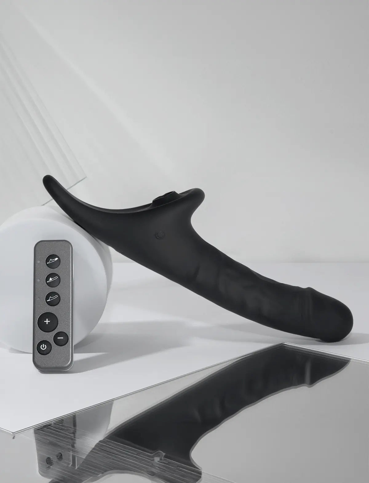 Dildo réaliste noir multi-orgasmes Strap-on-Me avec texture réaliste et finition lisse pour stimulation intense