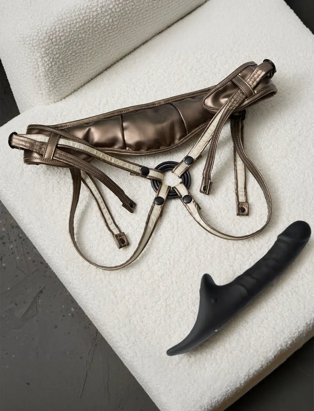 Dildo réaliste noir multi-orgasmes Strap-on-Me avec texture réaliste et finition lisse pour stimulation intense