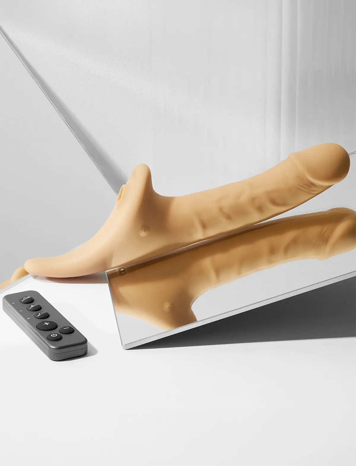 Dildo réaliste vanille multi-orgasmes Strap-on-Me avec texture réaliste et finition lisse pour stimulation intense